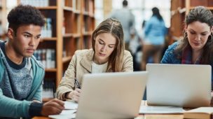 estudantes na biblioteca